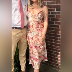 Beautiful & flattering dress perfect for a wedding guest!!